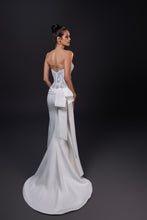 Load image into Gallery viewer, Elizabeth Gown